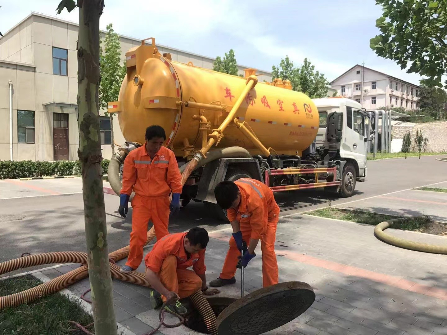 蕉城管道疏通车停在窨井附近