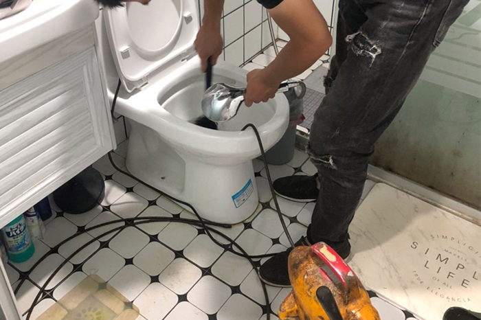 蕉城马桶堵塞自己疏通还是找师傅?专业上门服务让你省时更省心